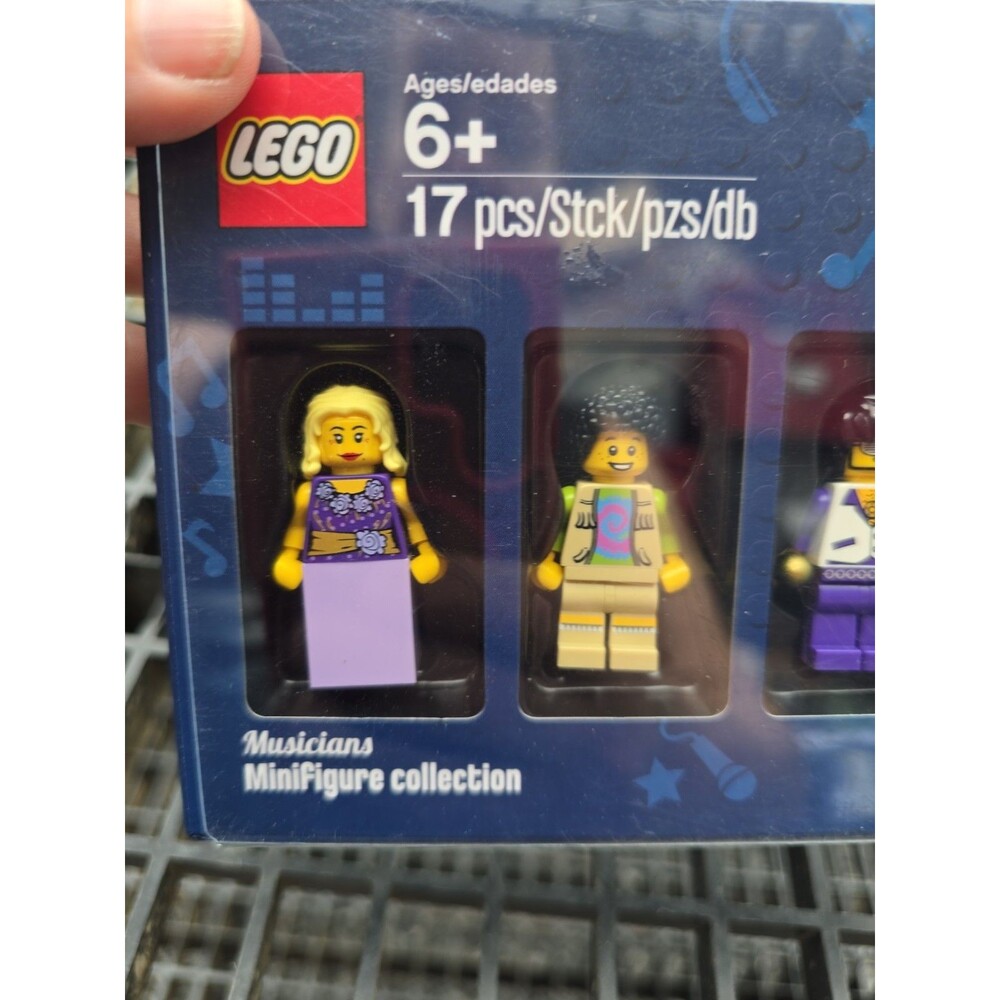 LEGO TOYSRUS Bricktober 2016 Limited Edition Year Retired: 2016 - Picture 4 of 11
